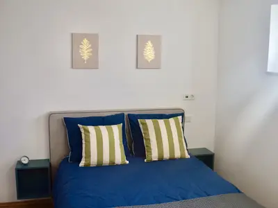 Das Schlafzimmer mit gemütlichem Doppelbett