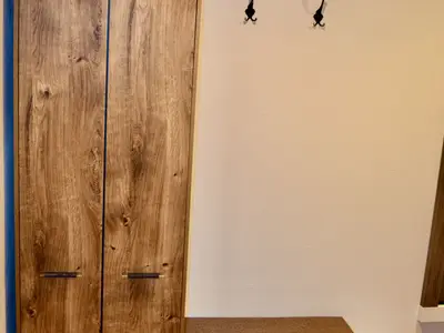 moderner Kleiderschrank im Schlafzimmer