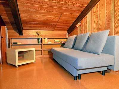 Empore mit Schlafcouch.