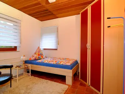Single-Zimmer im Erdgeschoss.