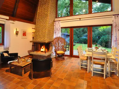 große Fenster und ein gemütlicher Kamin machen den Aufenthalt heimelig