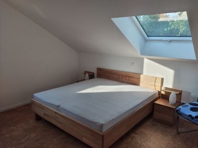 Schlafzimmer Doppelbett und Platz für Reisebett