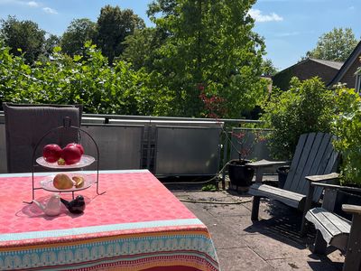 Von der Sonne erwärmter Balkon mit genügend Sitzmöglichkeiten