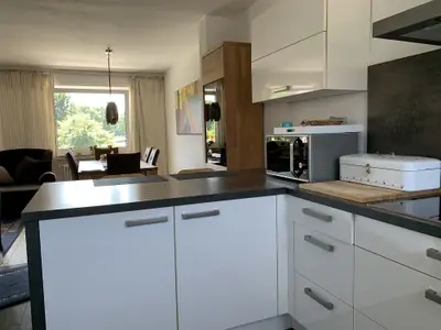 Blick aus der Küche ins Esszimmer