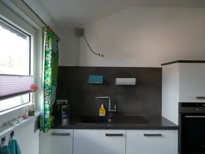 Spülbecken mit Spülmittel, Seife und Spülmaschine