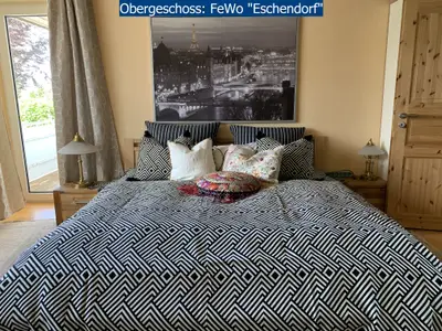 Schlafzimmer mit großem Spiegelschrank, kleine Sitzecke und TV/Flatscreen