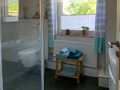 Bad mit Fenster, großem Waschtisch und Spiegelschrank, Dusche und WC