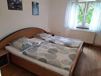 Schlafzimmer mit Doppelbett