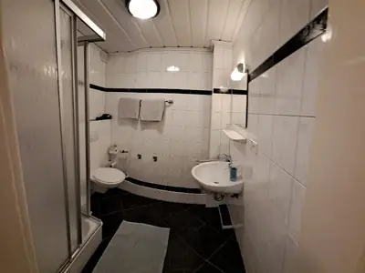 Badezimmer mit Dusche und WC