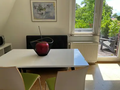 Blick auf die Terrasse vom Wohn- und Essbereich aus