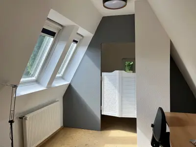 Helles, geräumiges Dachgeschoss mit Schreibtisch und Bürostuhl