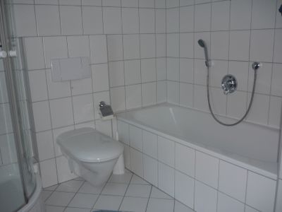 Das Badezimmer ist mit Badewanne und Dusche ausgestattet