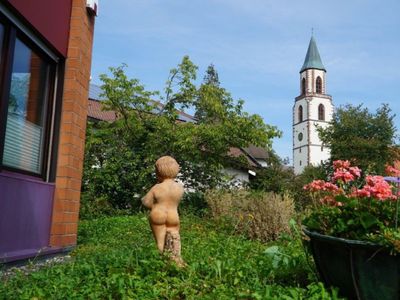 Haus mit Blick zum Kirchturm