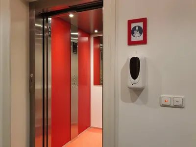 Bei Sanierung eingebauter Aufzug im Treppenhaus