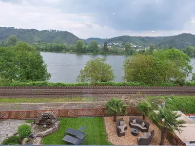 Ausblick von der Ferienwohnung ins Rheintal