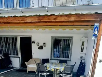 Aussenbereich mit Tisch & Stühlen