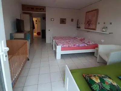 Schlafzimmer (2) mit Kinderbett