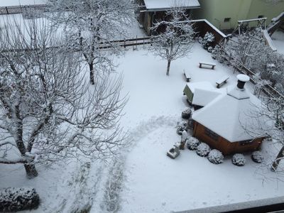 Garten mit Grillhütte im Winter