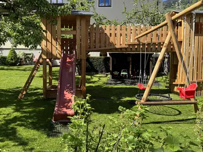 Spielturm mit Rutsche, Sandkiste und Kugelbahnen