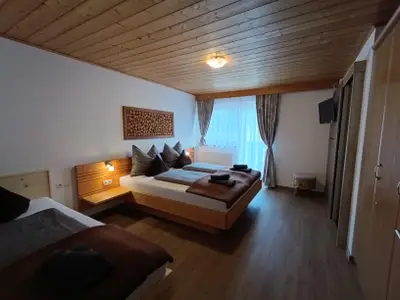 Dreibettzimmer mit Bad 2