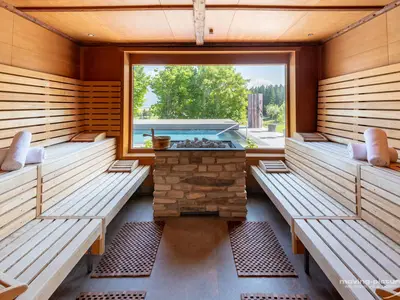 Panoramasauna mit Pool