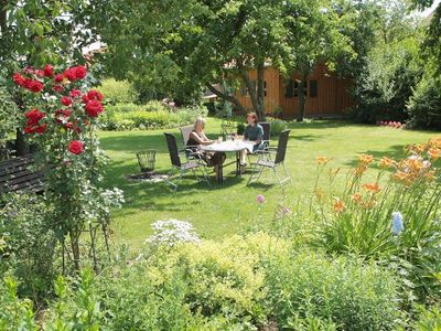 Garten mit Fahrradschuppen