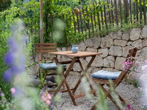 Sitzplatz im Garten neben der Ferienwohnung