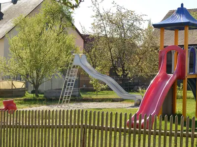 Gegenüberliegender Spielplatz