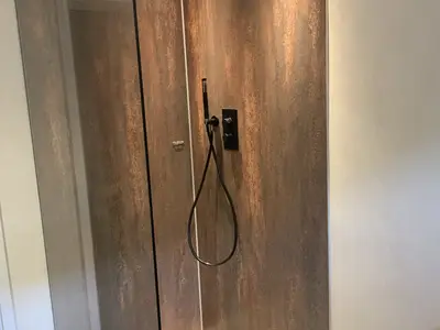 Bad mit begehbarer Dusche