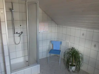 Bad mit Dusche und WC