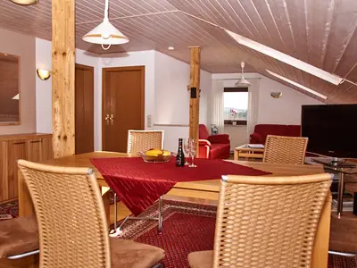 Essbereich und Fernseh-Ecke