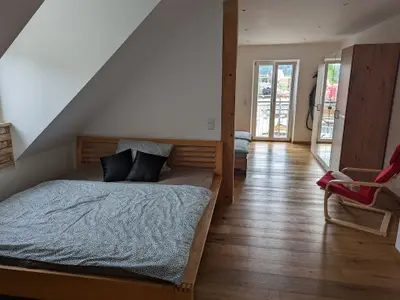 Schlafbereich im halboffenen Schlafzimmer