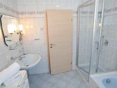 Bad mit Dusche, WC und Badewanne