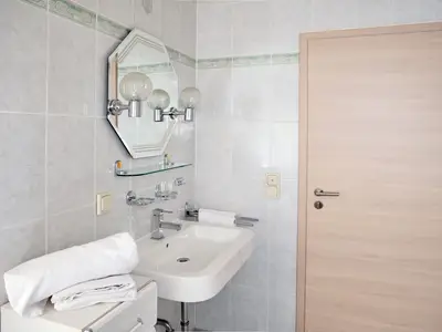 Bad mit Dusche, Badewanne und WC