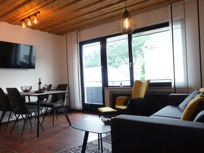 Wohnzimmer FeWo Klammblick mit Essecke und 55 Zoll Internet TV