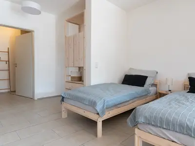 Blick zu Schrank und Bad