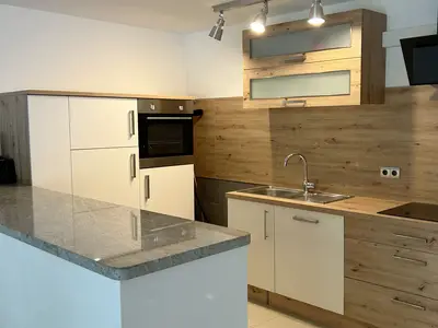Moderne, voll ausgestattete Küche mit Theke