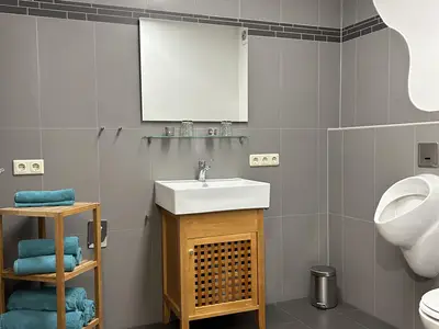 Bad mit bodengleicher Dusche & Urinal