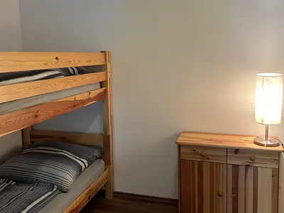 Kleines Schlafzimmer (Kinderzimmer) mit Etagenbett
