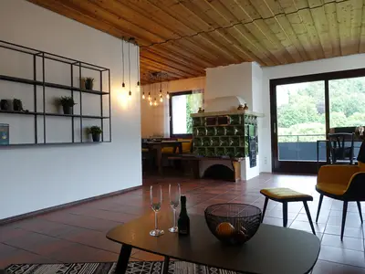 Wohnzimmer FeWo Felsenblick mit Essecke am Kachelofen