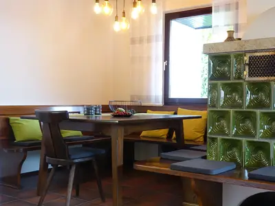 Essecke FeWo Felsenblick mit Kachelofen