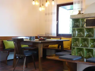 Essecke mit Kachelof