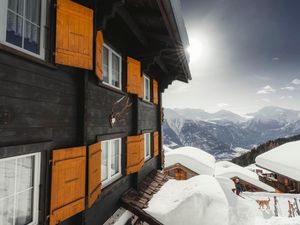 Chalet Ansicht West-Fassade vom 1. OG im Winter
