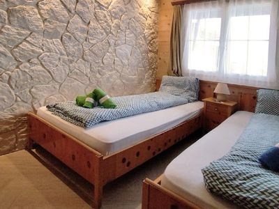 Schlafzimmer mit Einzelbetten oder zusammengestellt als Doppelbett, neu Bruchsteinwand aus inovativen Wärmedämmsteinen