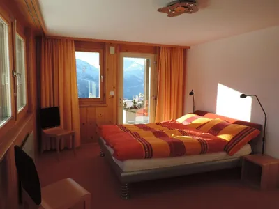 Das Schlafzimmer ist ausgestattet mit einem grossen Doppelbett plus einem Juniorbettchen 140cm x 80cm