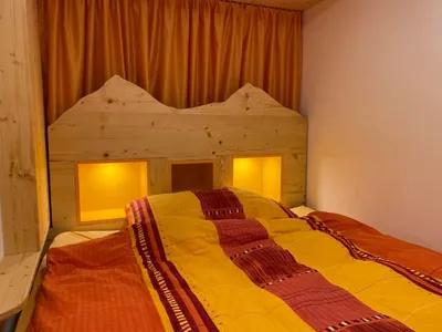Juniorzimmer mit einem raumfüllenden Doppelbett 160cm x 200cm