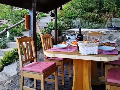 Chalet Veranda / Terrasse lädt zur Grill-Saison im Frühling ein
