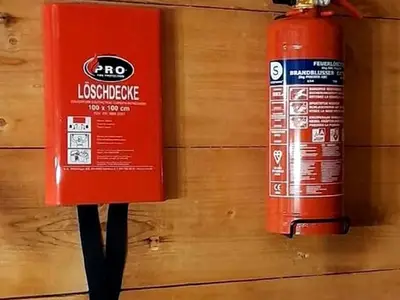 Eine Löschdeke sowie Feuerlöscher in Küche und Apartment Eingang zu Ihrer Sicherheit