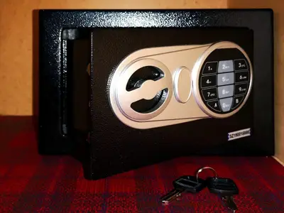 Selbstverständlich gehört auch der Mini-Safe für Ihre Wertgegenstände zu unserem Standard