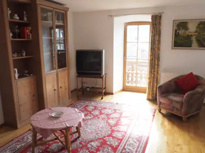 Wohnbereich Blick zum Balkon Appartement Hochries